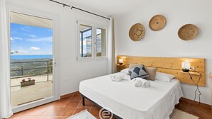 1 soverom, strykejern/-brett og reiseseng for barn