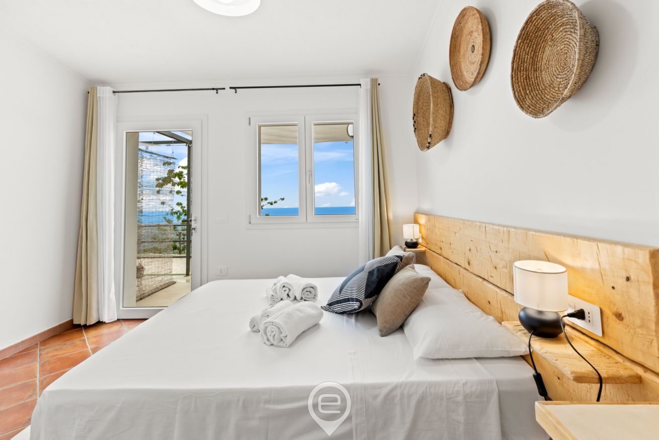 1 soverom, strykejern/-brett og reiseseng for barn