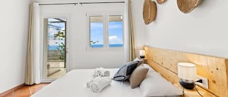 1 soverom, strykejern/-brett og reiseseng for barn