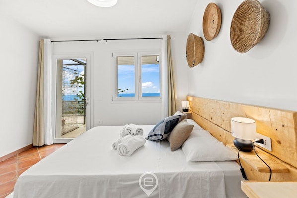 1 chambre, fer et planche à repasser, lit parapluie