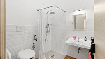 Dusche, Bidet, Handtücher, Shampoo