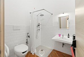 Dusche, Bidet, Handtücher, Shampoo