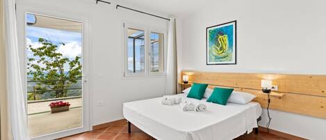 1 chambre, fer et planche à repasser, lit de bébé portatif