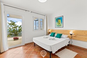 1 bedroom, iron/ironing board, travel cot