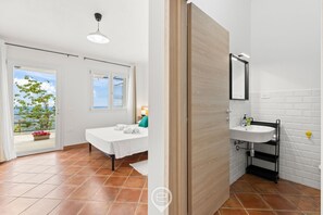 1 habitación, tabla de planchar con plancha y cuna de viaje 