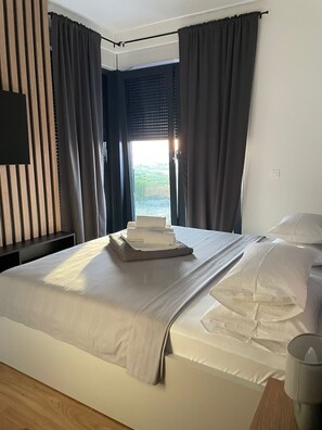 Een strijkplank/strijkijzer, wifi, beddengoed