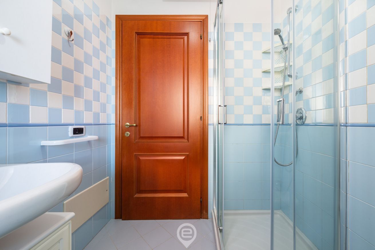 Dusche, Bidet, Handtücher, Shampoo