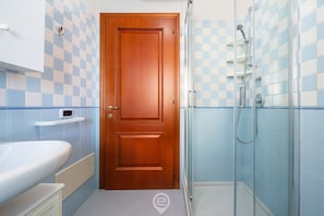 Dusche, Bidet, Handtücher, Shampoo