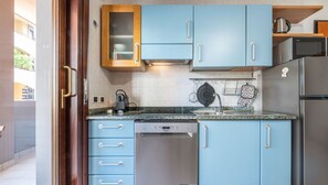 Réfrigérateur, four à micro-ondes, lave-vaisselle