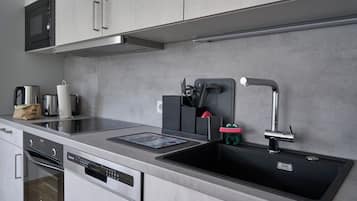 Kühlschrank, Mikrowelle, Ofen, Herdplatte