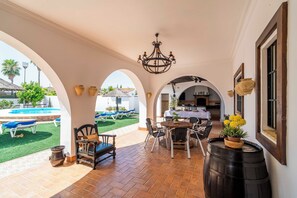 Outdoor dining - Holiday Home La Perla (La Puebla de Cazalla)