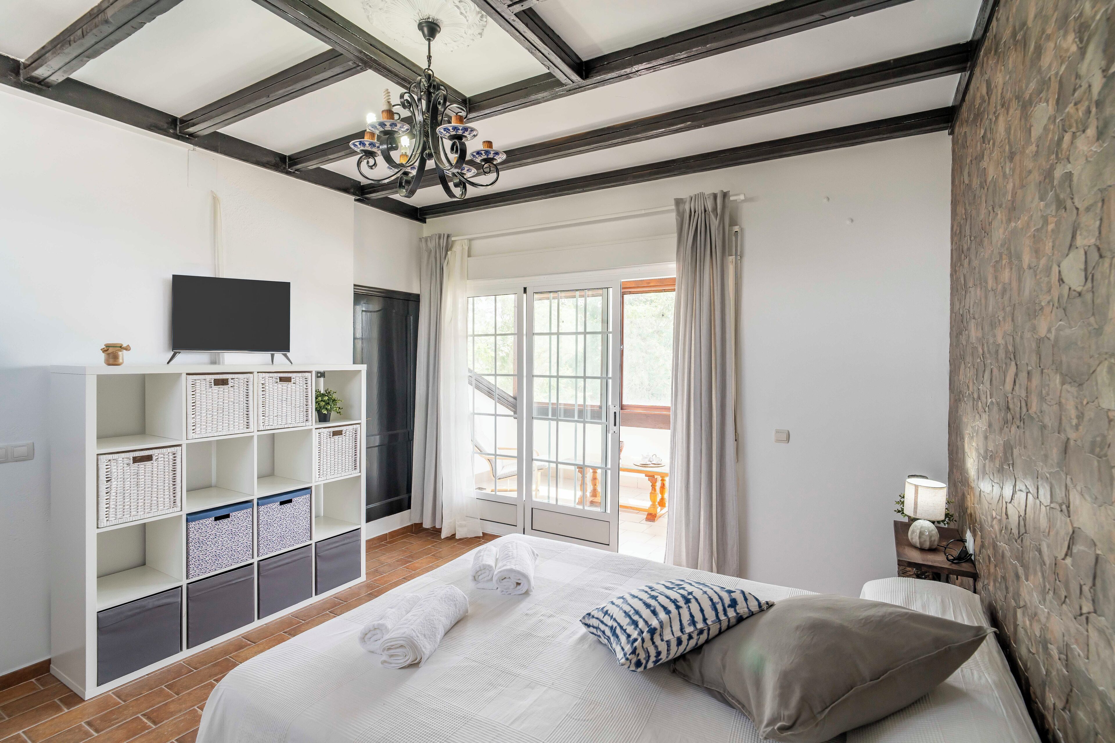 4 slaapkamers, een strijkplank/strijkijzer, reisbedje, gratis wifi