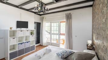 4 slaapkamers, een strijkplank/strijkijzer, reisbedje, gratis wifi