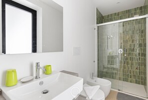 Dusche, Bidet, Handtücher, Shampoo