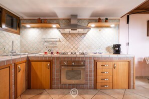 Køleskab, mikrobølgeovn, opvaskemaskine