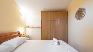 2 soverom, strykejern/-brett og reiseseng for barn