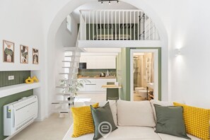TV - 24 Via Giardini - Two-Level Studio in the Authentic Heart of Cagliari (Cagliari)