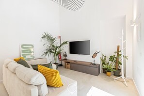 TV - 24 Via Giardini - Two-Level Studio in the Authentic Heart of Cagliari (Cagliari)