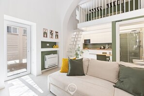 TV - 24 Via Giardini - Two-Level Studio in the Authentic Heart of Cagliari (Cagliari)
