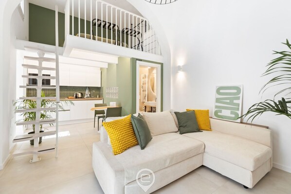 TV - 24 Via Giardini - Studio on two levels in the authentic heart of Cagliari (Cagliari)