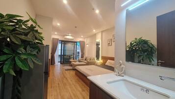 Hochwertige Bettwaren, Betten mit Memory-Foam-Matratzen, Schreibtisch