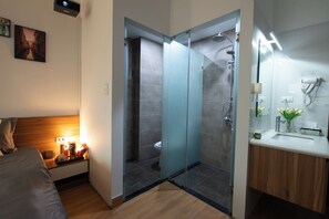 Amenidades de baño de diseñador, secadora de cabello, pantuflas 