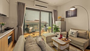 A modern living room with a sofa, a coffee table, and a dining area. - The West Lake Serenity'N Homestay Ha Noi (Hanoi)