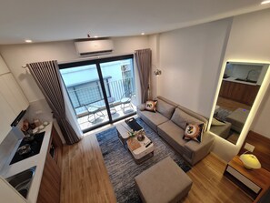 Premium bedding, memory-foam beds, desk, blackout curtains - The West Lake Serenity'N Homestay Ha Noi (Hanoi)