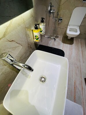 Szoba kétszemélyes ággyal | Fürdőszoba