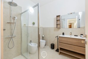 Shower, bidet, towels, shampoo - New St. John’s Apt - Comfort and Convenience in the Heart of Cagliari (Cagliari)