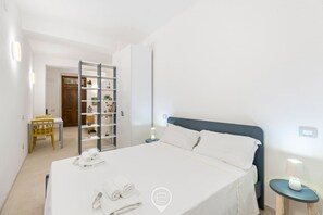 1 habitación y tabla de planchar con plancha 