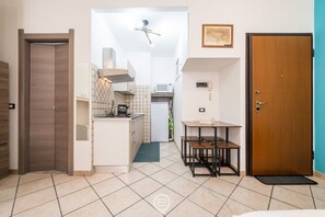 Refrigerador, microondas y parrilla de estufa 