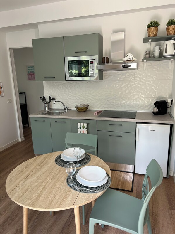 Réfrigérateur, micro-ondes, plaque de cuisson, lave-vaisselle