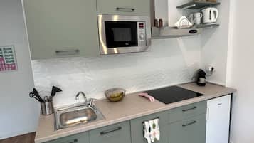 Réfrigérateur, micro-ondes, plaque de cuisson, lave-vaisselle