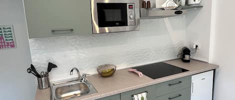 Kylskåp, mikrovågsugn, spishäll och diskmaskin