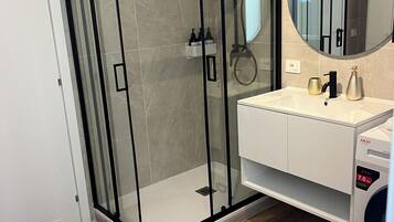 Doccia, asciugacapelli, bidet, asciugamani