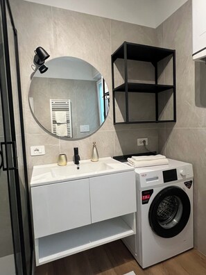 Shower, hair dryer, bidet, towels - Domus Flaminiae Roma Vaticano (Roma)