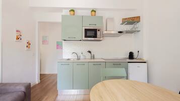 Réfrigérateur, micro-ondes, plaque de cuisson, lave-vaisselle