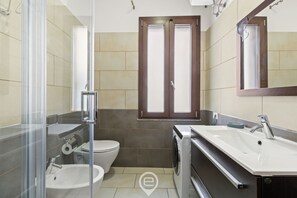 Shower, bidet, towels, shampoo