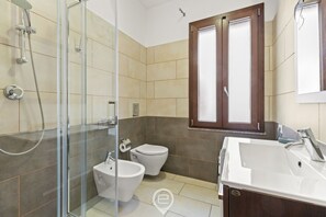 Shower, bidet, towels, shampoo