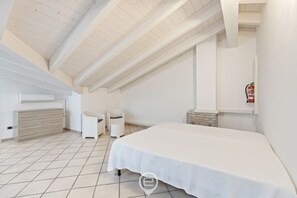 2 habitaciones y tabla de planchar con plancha