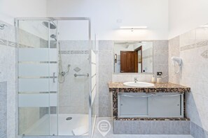 Shower, bidet, towels, shampoo - The San Cosimo Loft - Wonderful stay (Cagliari)