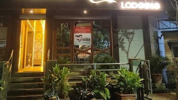 Fachada de la propiedad por la tarde o noche