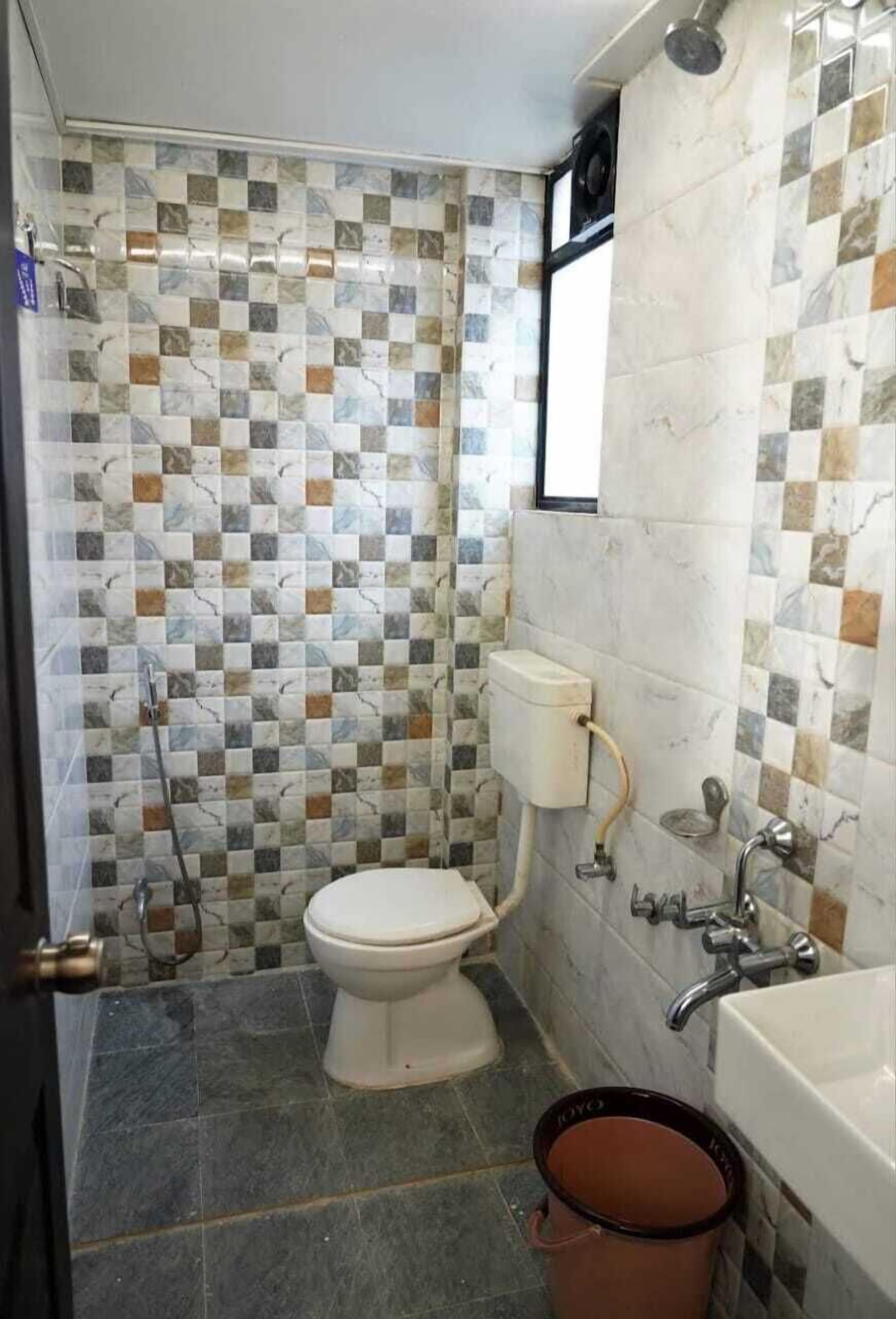 Habitación clásica | Baño | Ducha, toallas, jabón y champú