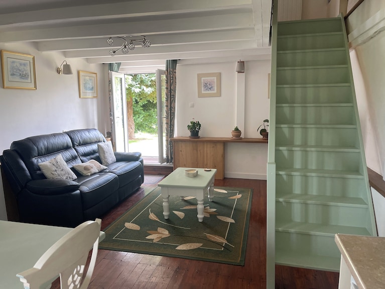 Charming 1-bedroom Gite In Delightful Countryside Hamlet With Views - Normandía