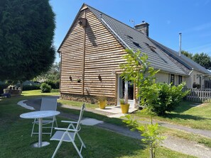 Outdoor dining - Charming 1-bedroom gite in delightful countryside hamlet with views (Saint-Georges-de-Livoye)