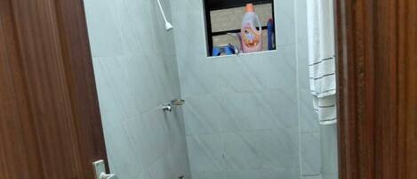 Regadera, toallas, jabón, papel de baño