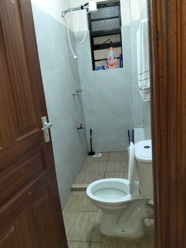 Dusj, håndklær, såpe og toalettpapir