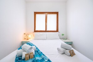1 chambre, fer et planche à repasser, lit parapluie