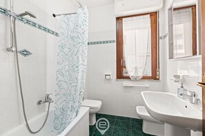 Bidet, toallas, shampoo 